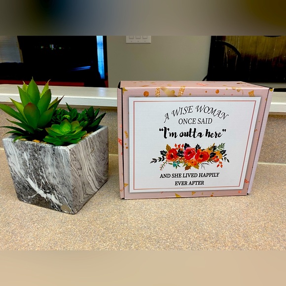 Brand new retirement gift box for her - Picture 2 of 9